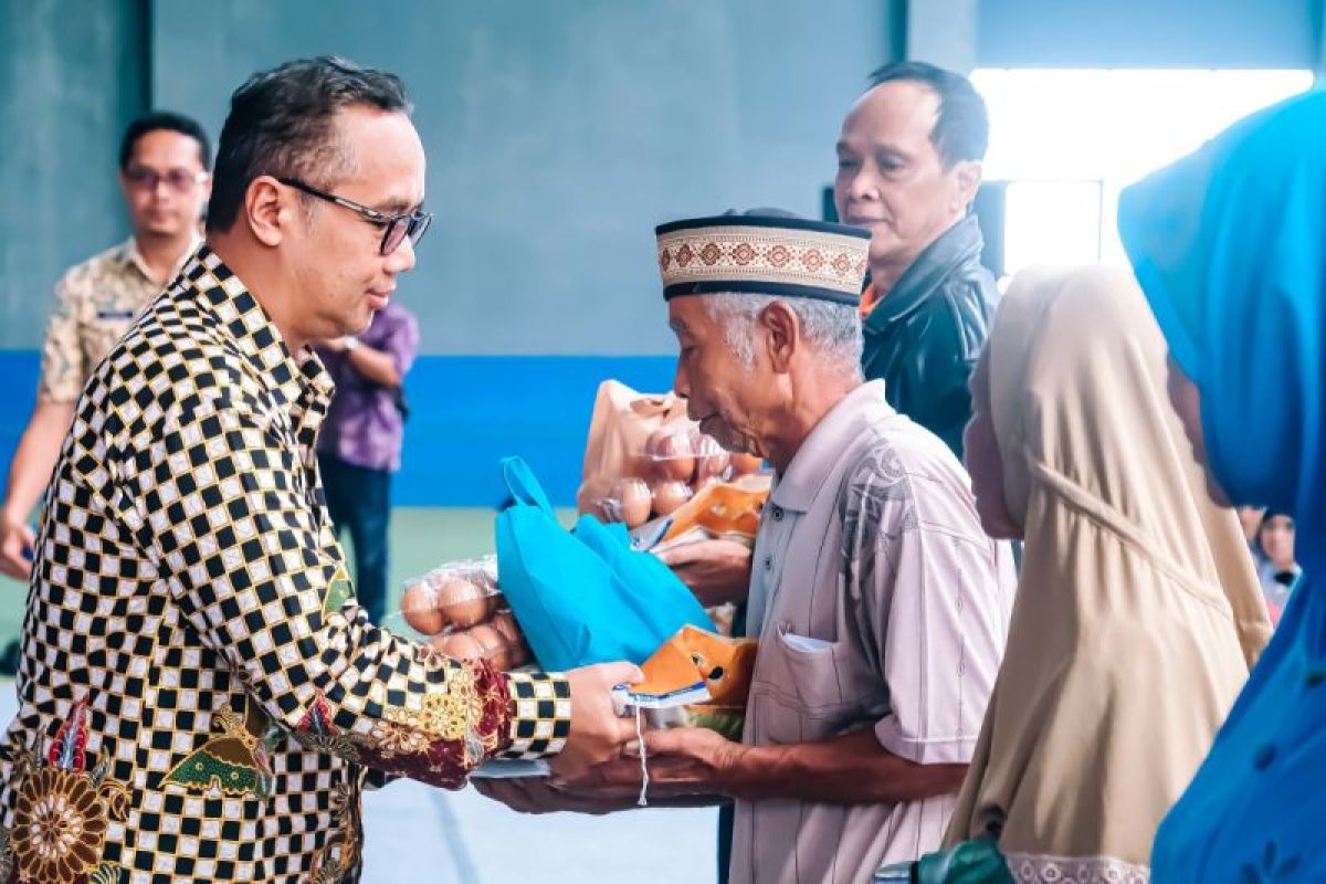 Pemkot Magelang bagikan bantuan permakanan kepada lansia