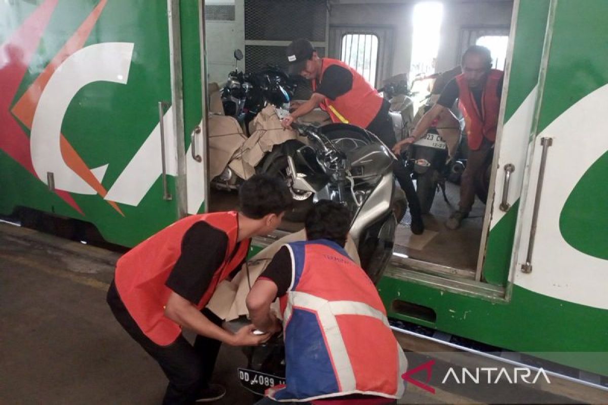 KAI Purwokerto terima kedatangan 1.323 sepeda motor gunakan  KA Motis