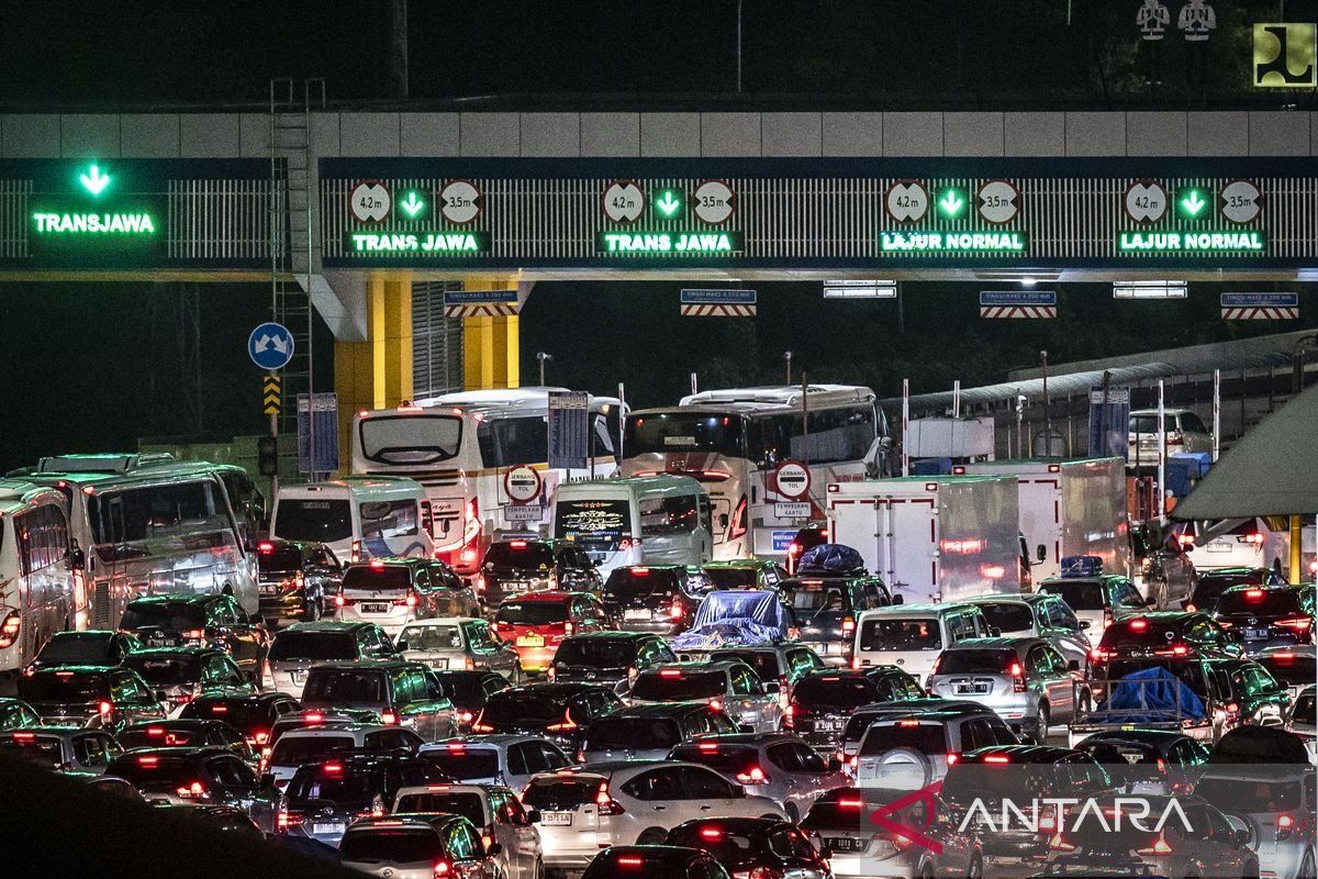 Kakorlantas ingatkan pemudik tak parkir di bahu jalan