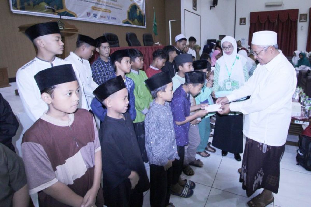 Fatayat NU Banyumanik berikan santunan ke anak yatim piatu dan dhuafa