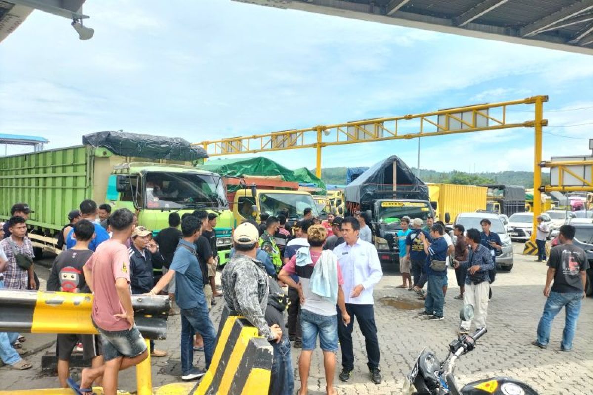 Sopir di pelabuhan Bakauheni protes, karena truk tak kunjung masuk kapal