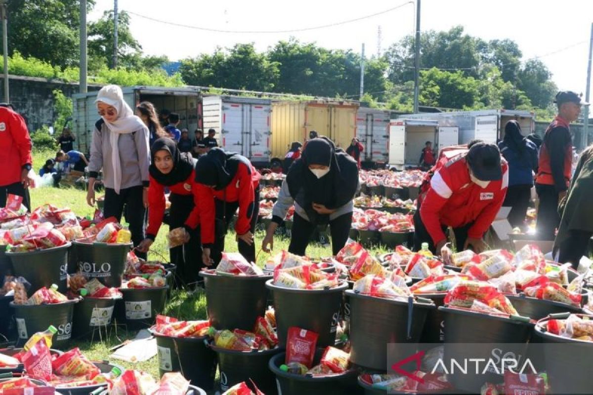 Paguyuban  SBS bagikan 10.000 paket sembako untuk warga di Solo