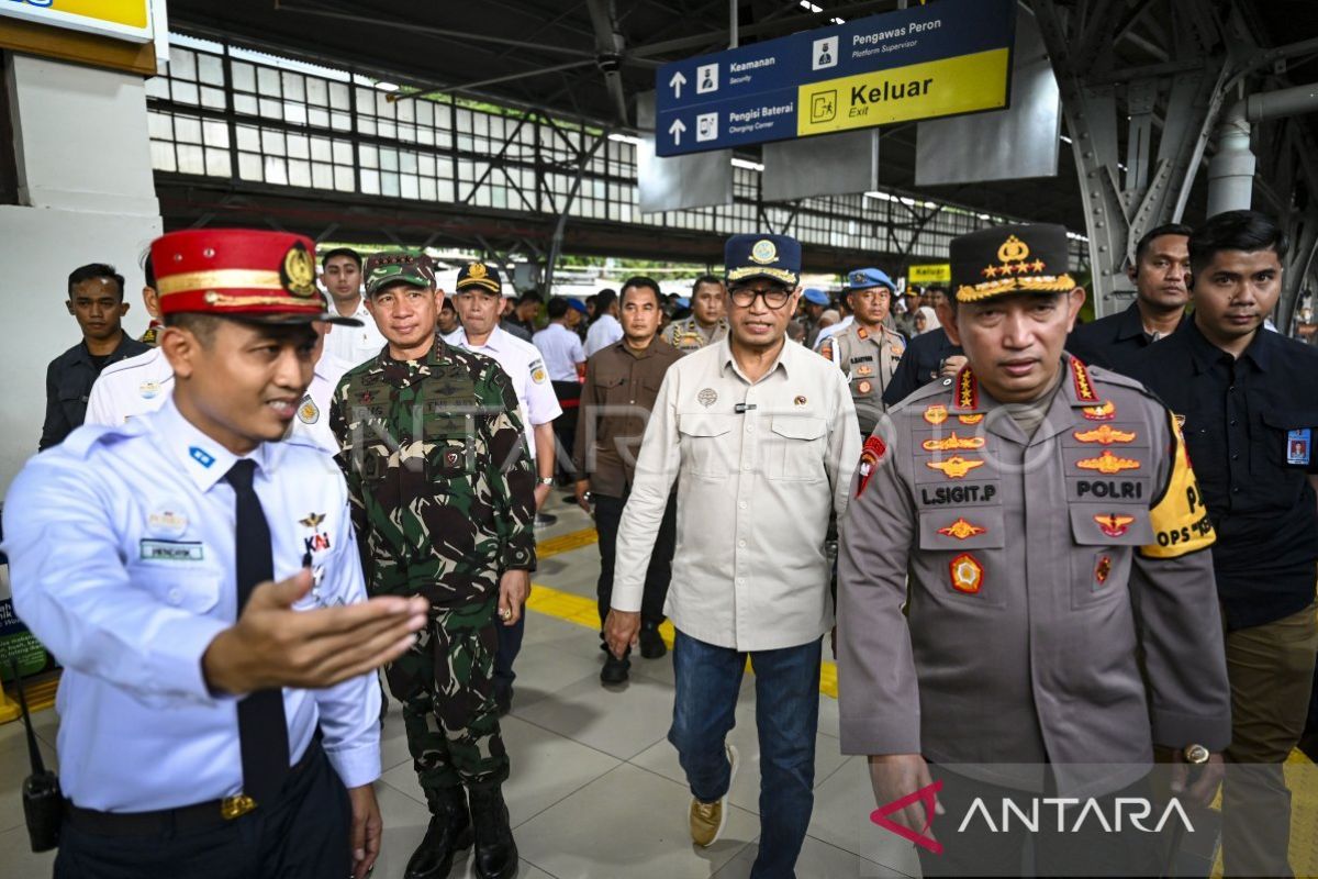 Menhub Budi Karya meminta KAI antisipasi dampak cuaca