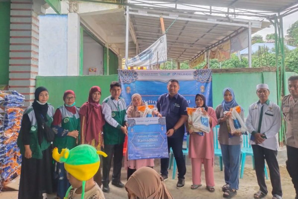 Pelindo bagikan paket sembako bagi warga Labuan Bajo