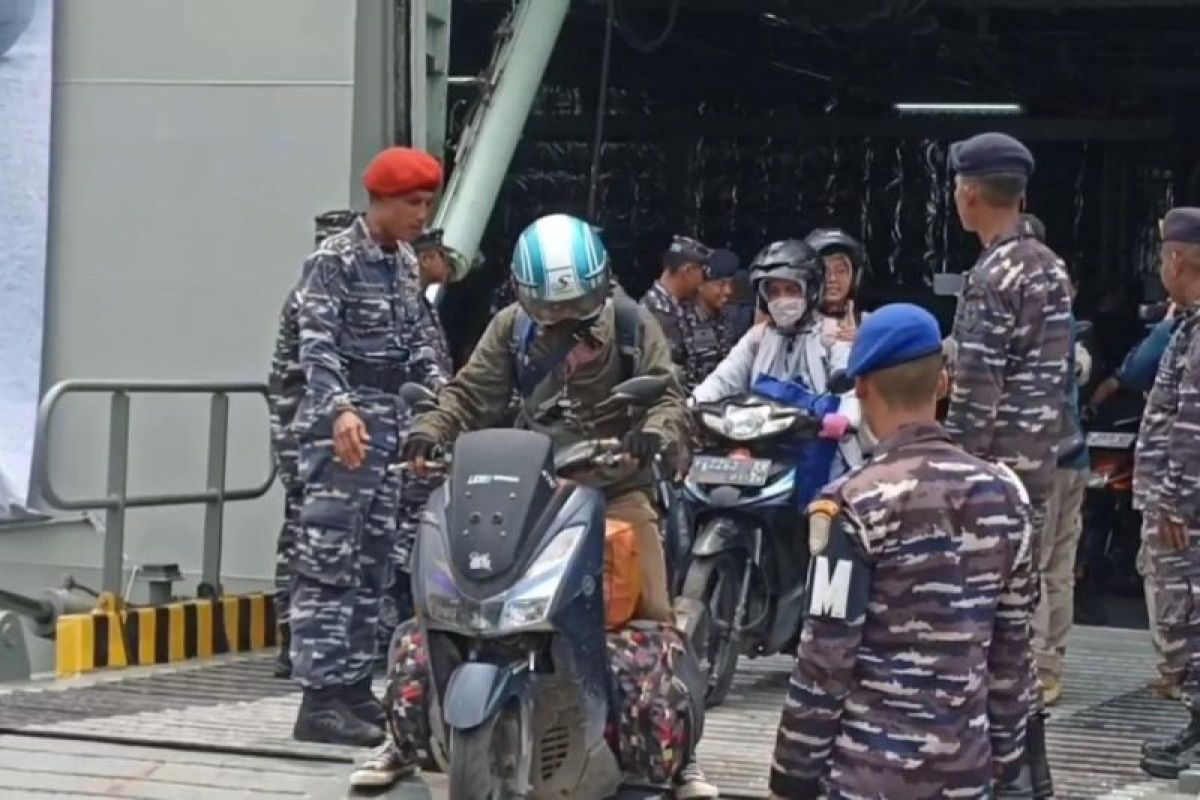 Ribuan pemudik naik kapal perang