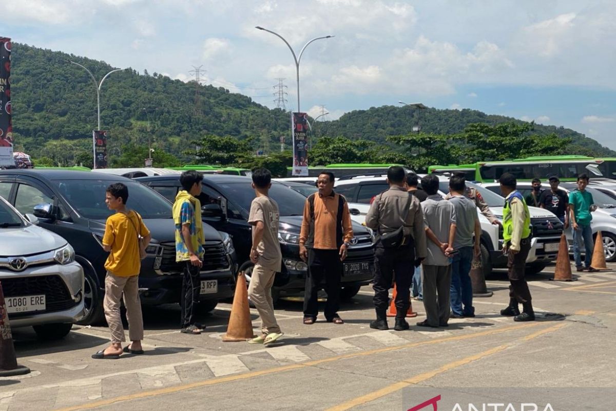 Pemudik di  Merak protes mobil tak kunjung masuk kapal