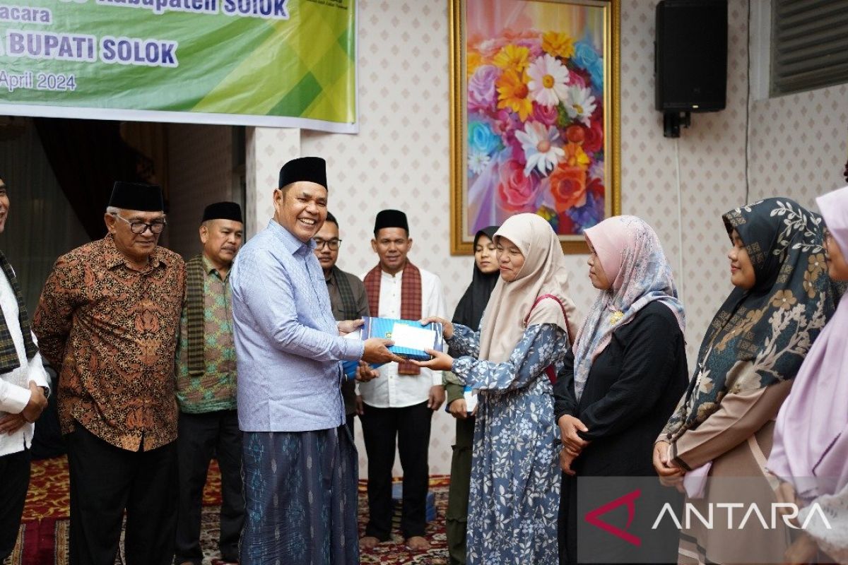 Baznas Solok bagikan bantuan ke guru MDTA dan garin masjid