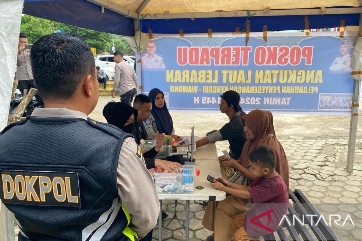 Biddokkes Polda Sultra cek kesehatanpemudik di Pelabuhan Wawonii