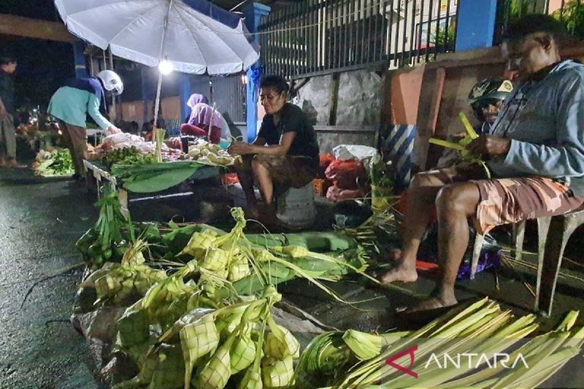 Warga Papua berjualan daun ketupat membantu penghasilan keluarga