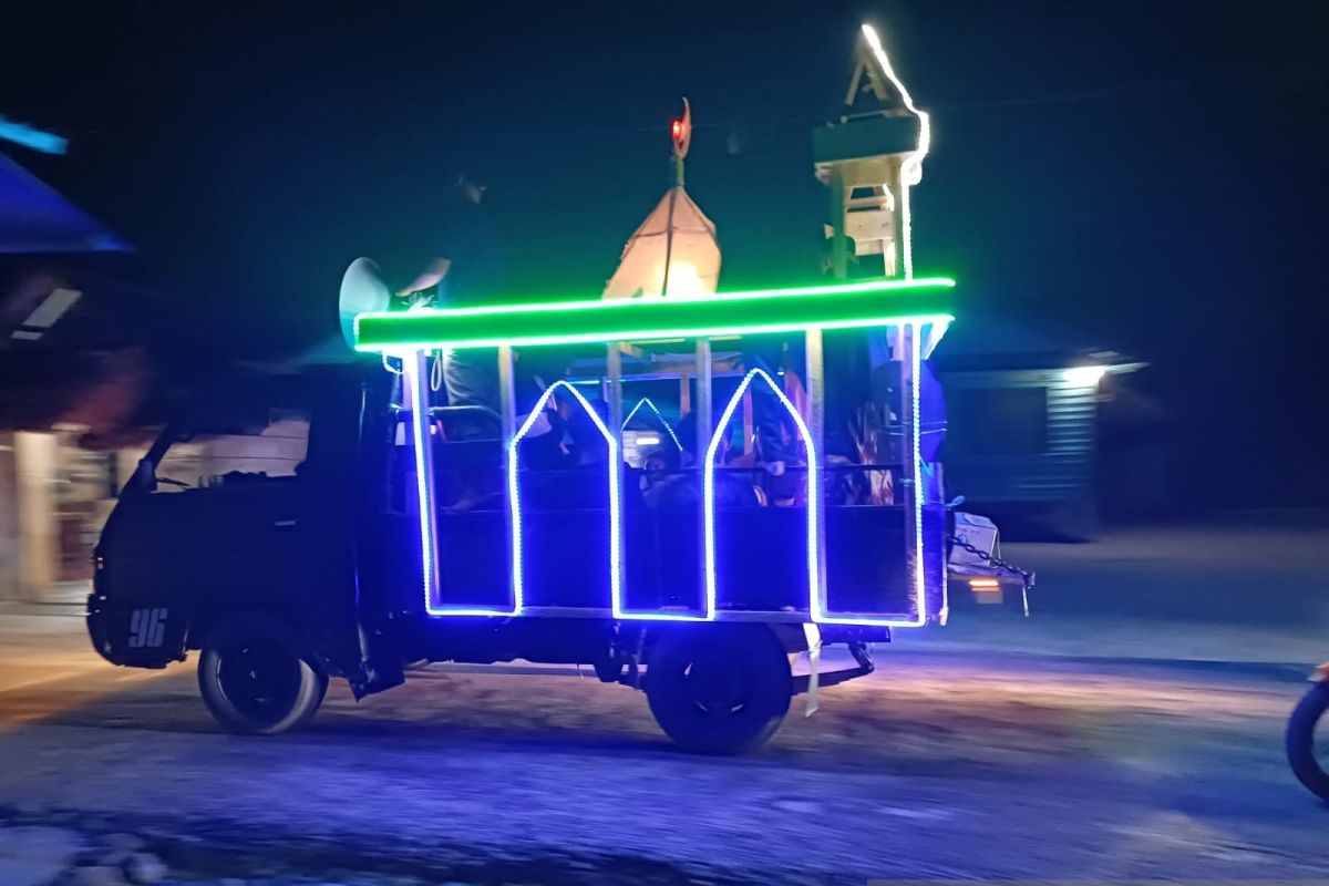 Pawai mobil hias meriahkan malam takbiran di Karimun