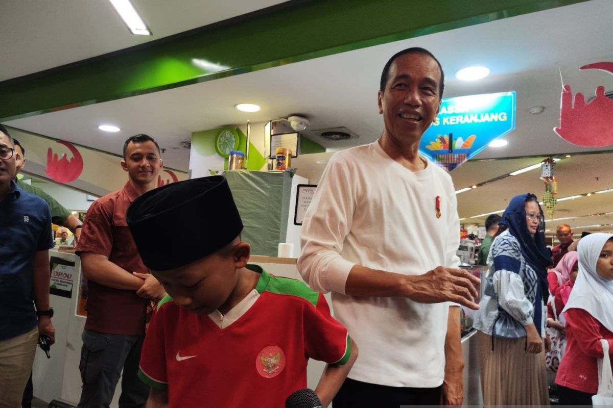 Presiden antarkan 43 anak yatim belanja baju-makanan untuk Lebaran