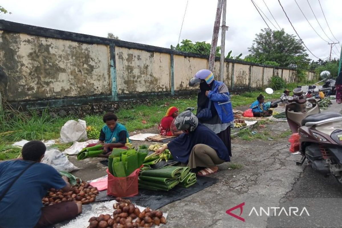 Mama Papua di Timika rutin siapkan anyaman ketupat menjelang Lebaran