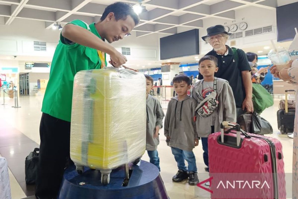 Pendapatan jasa bungkus di Bandara naik saat mudik