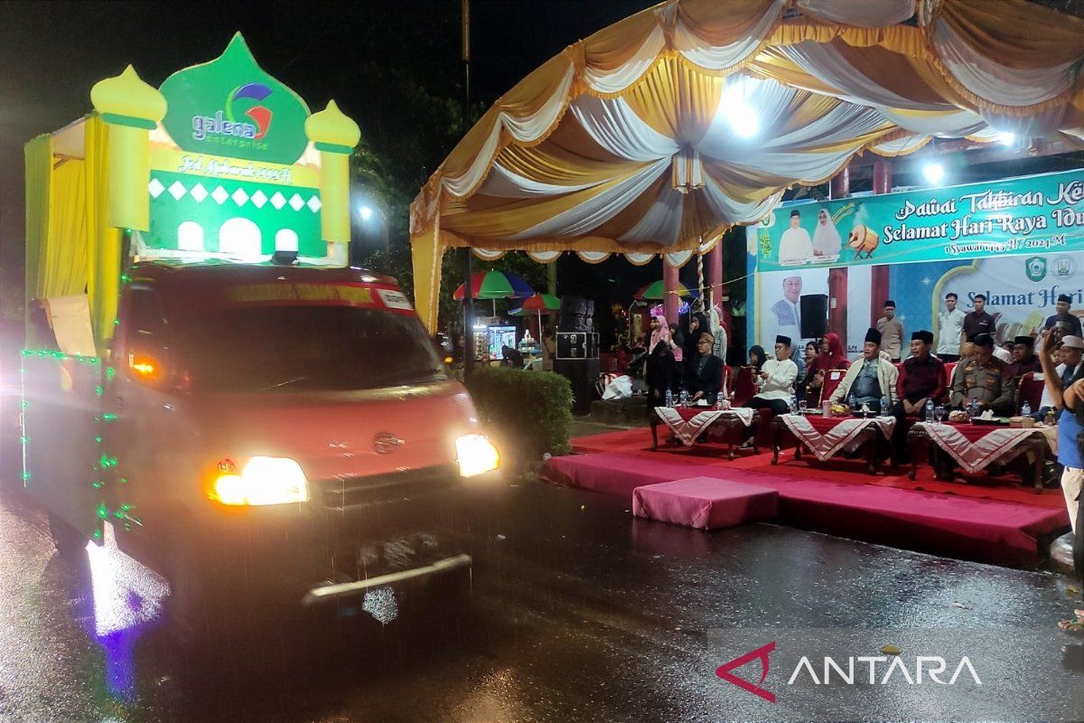 Hujan tidak halangi kemeriahan pawai takbiran keliling di Sampit