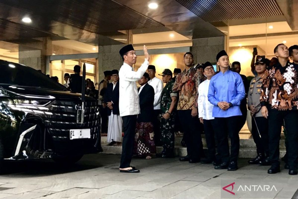 Jokowi sapa dan swafoto bersama jamaah shalat Id Istiqlal