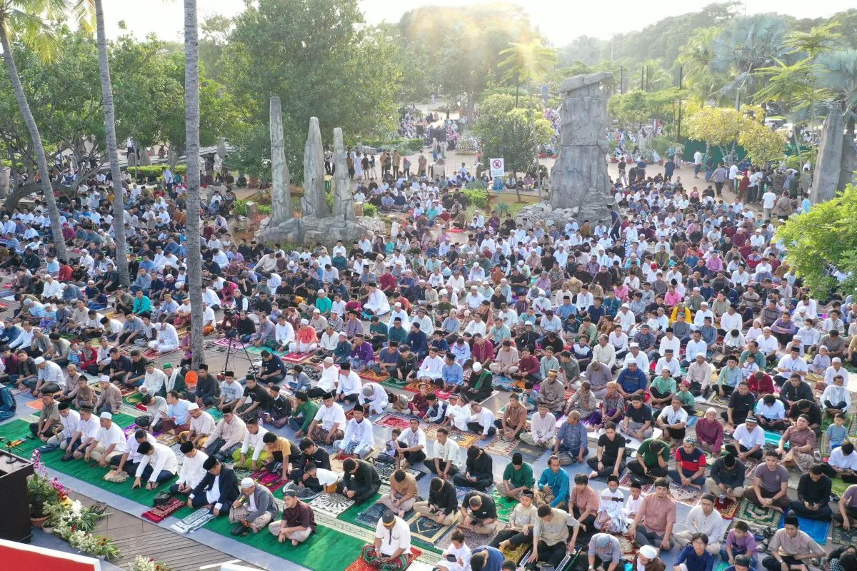 first-eid-sees-tens-of-thousands-flock-to-ancol