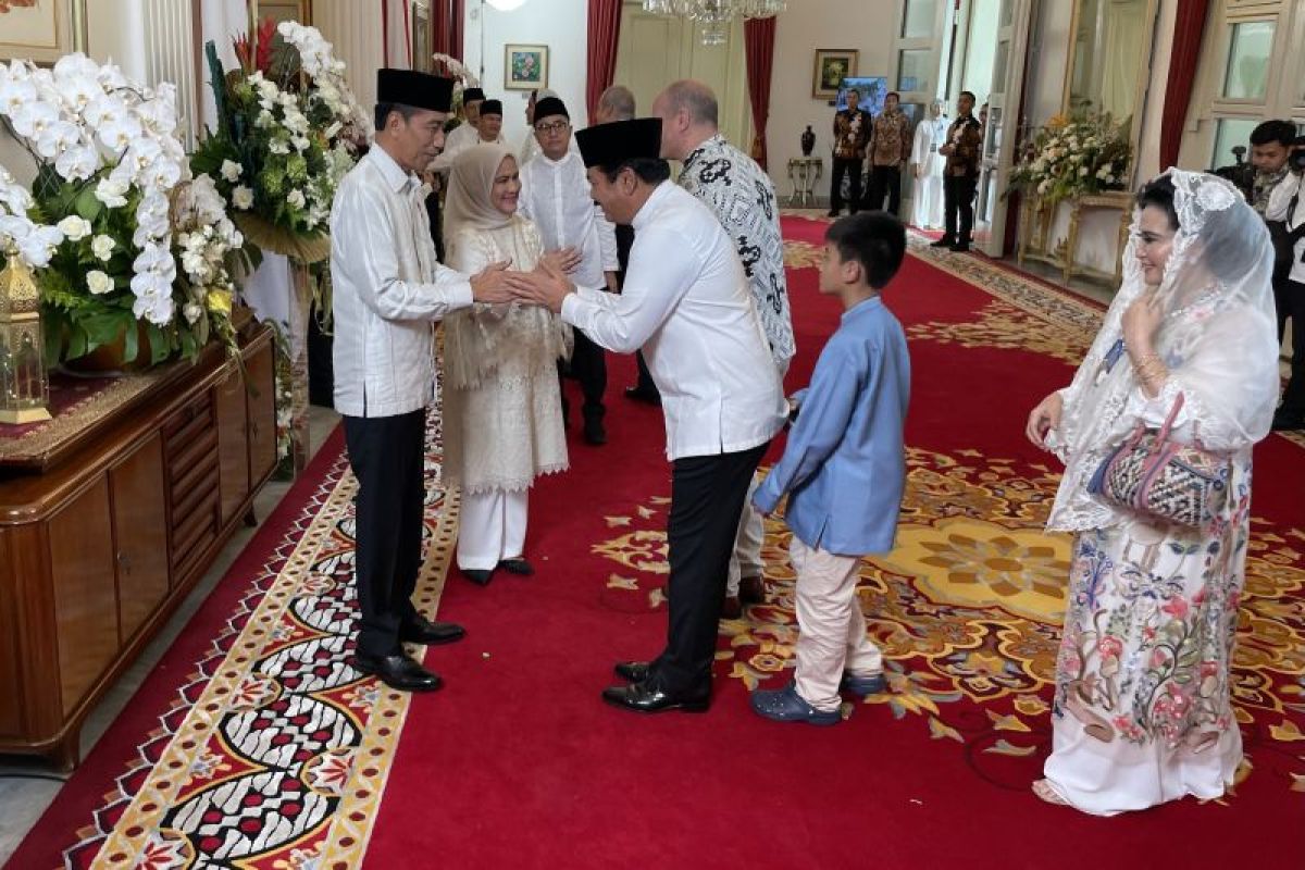 Presiden sambut tamu "open house" di Istana