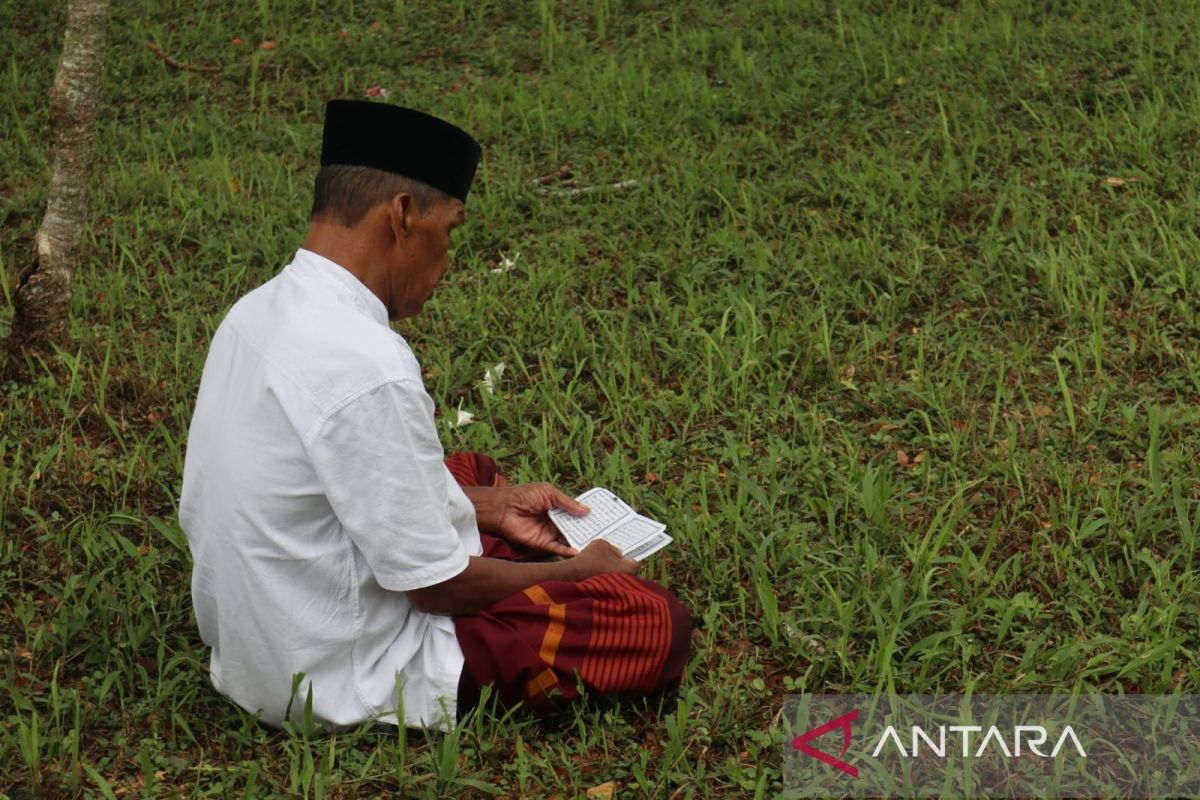 Kuburan massal korban tsunami Aceh dipadat peziarah