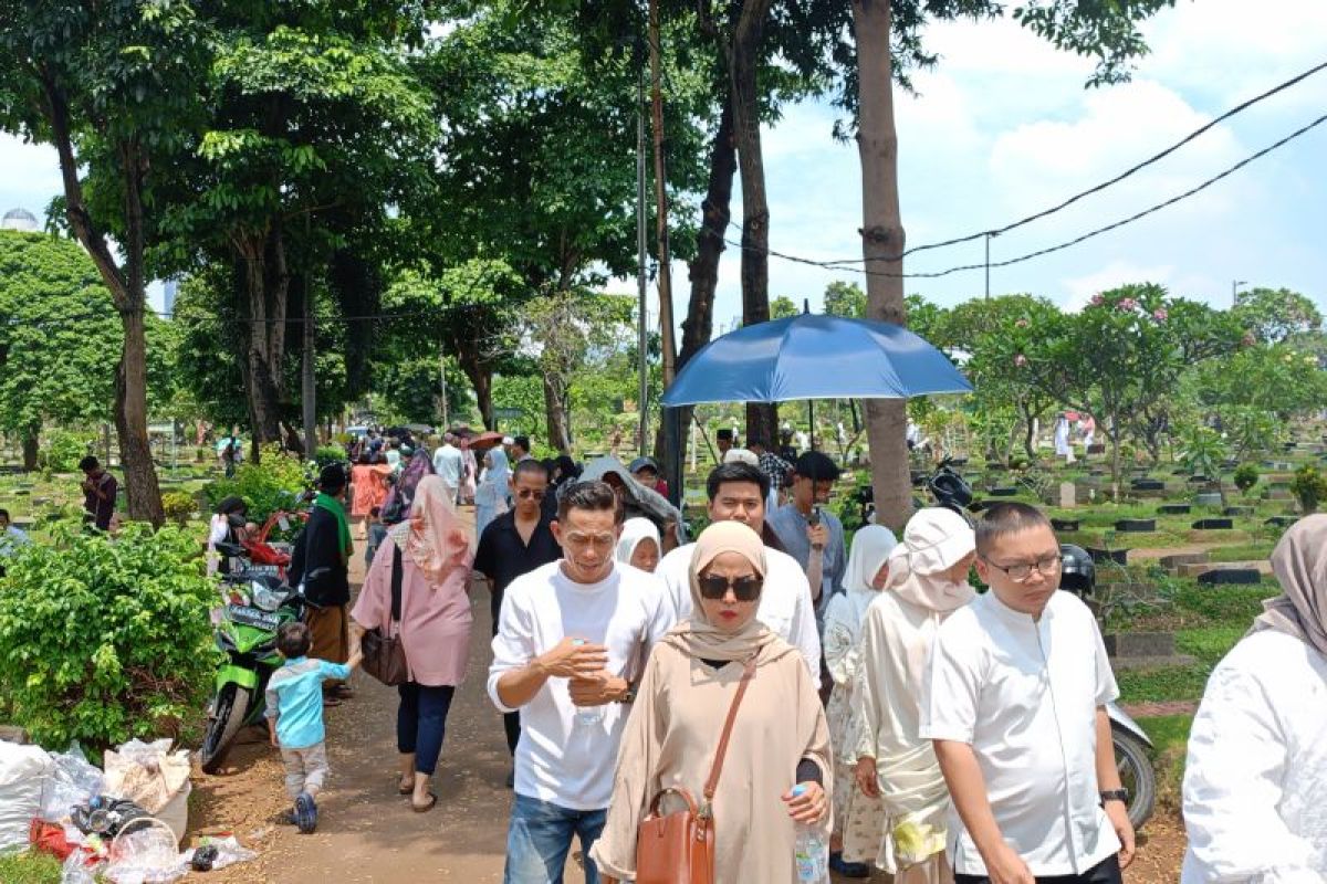 Warga padati TPU Karet Bivak saat Lebaran 2024