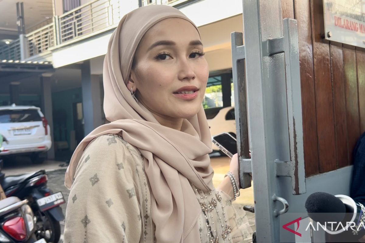 Ayu Ting Ting nyaris terlambat shalat Id