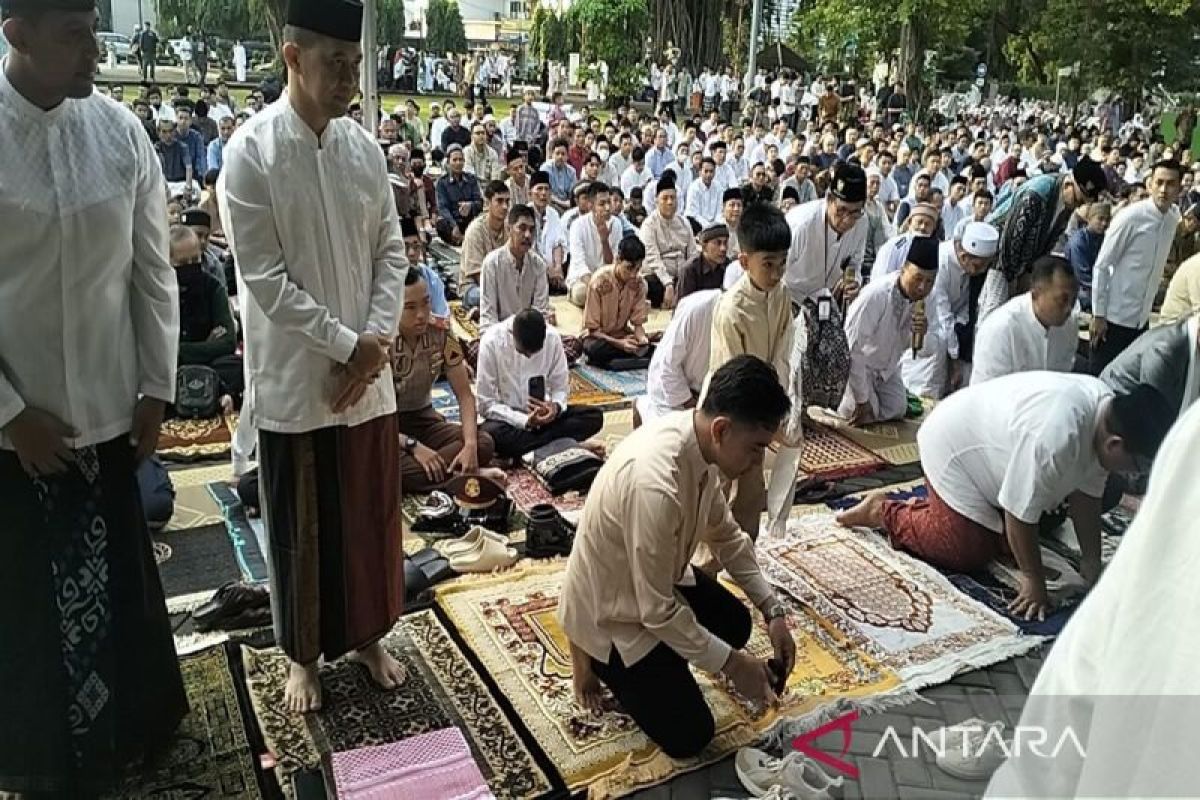 Gibran hadiri Sholat Ied di Balai Kota Surakarta