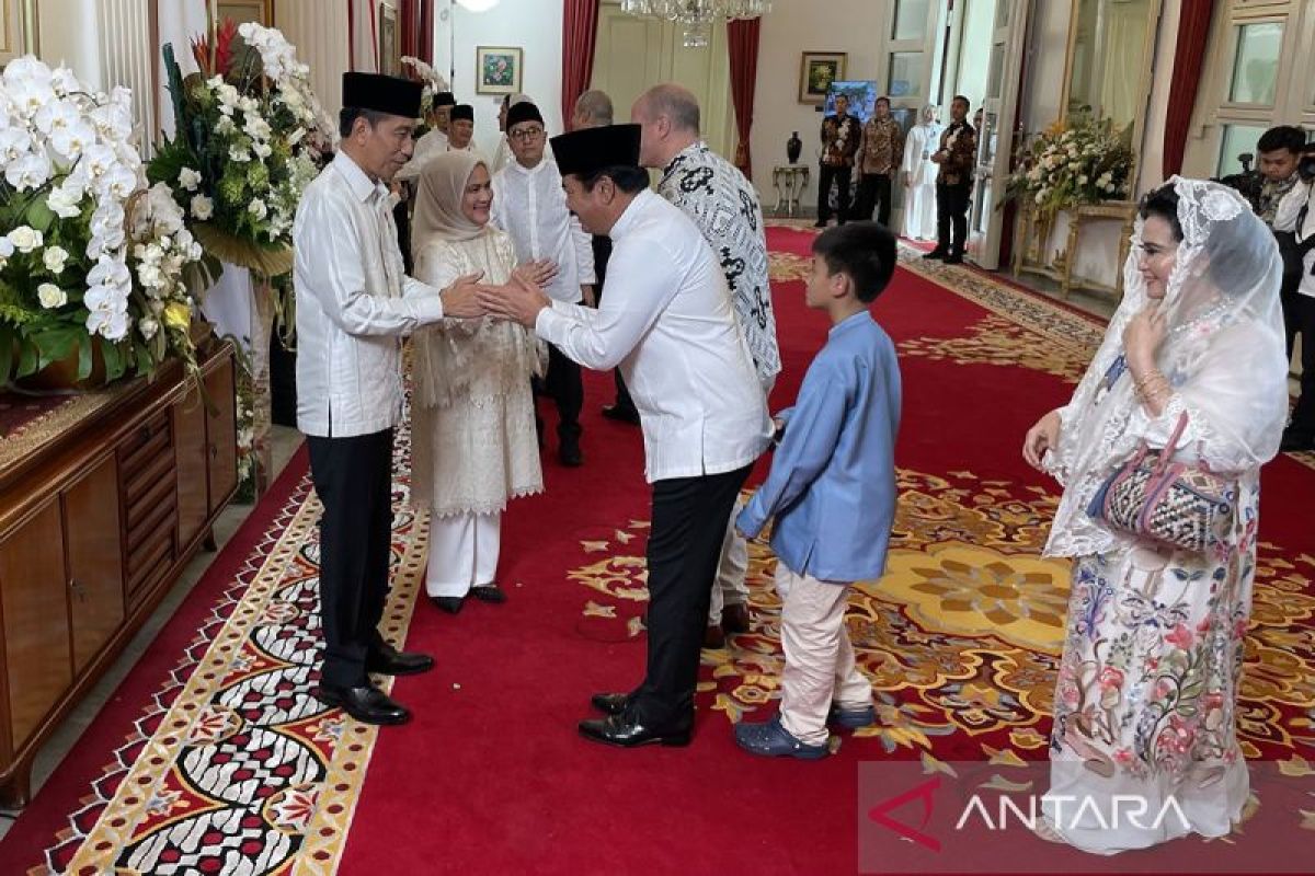 Jokowi sambut para tamu peserta "open house" di Istana