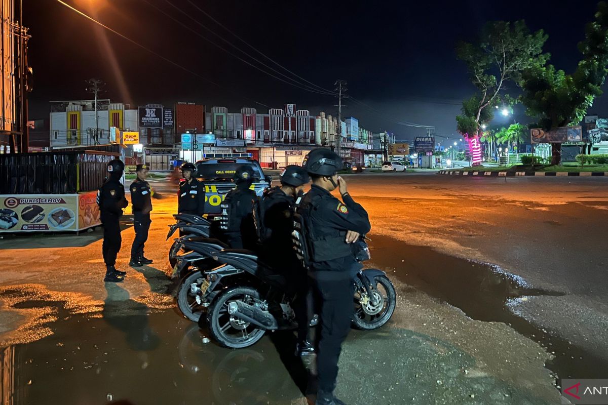 Polda Sultra patroli keamanan malam di Kota Kendari