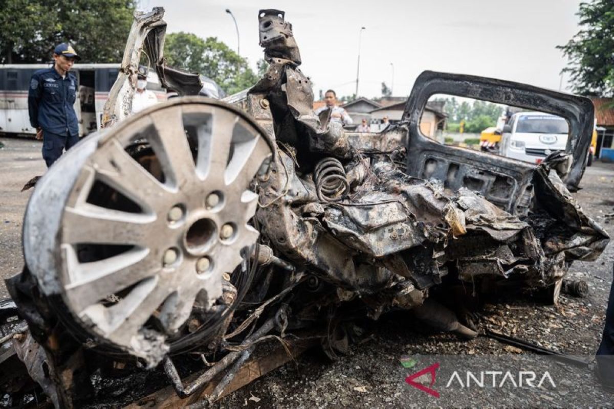 Travel gelap, minibus kecelakaan di KM 58 Tol Japek