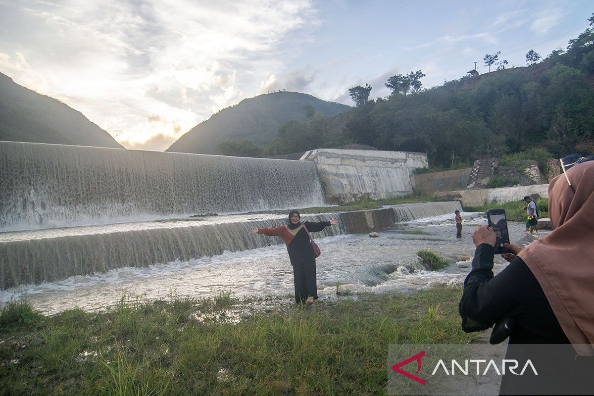 Wisata lebaran di Cek Dam Lewara Sigi