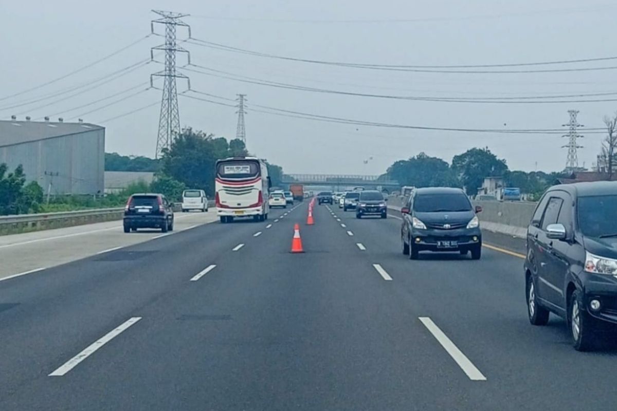 Pengguna jalan wajib patuhi aturan berkendara aman saat melaju di lajur contraflow