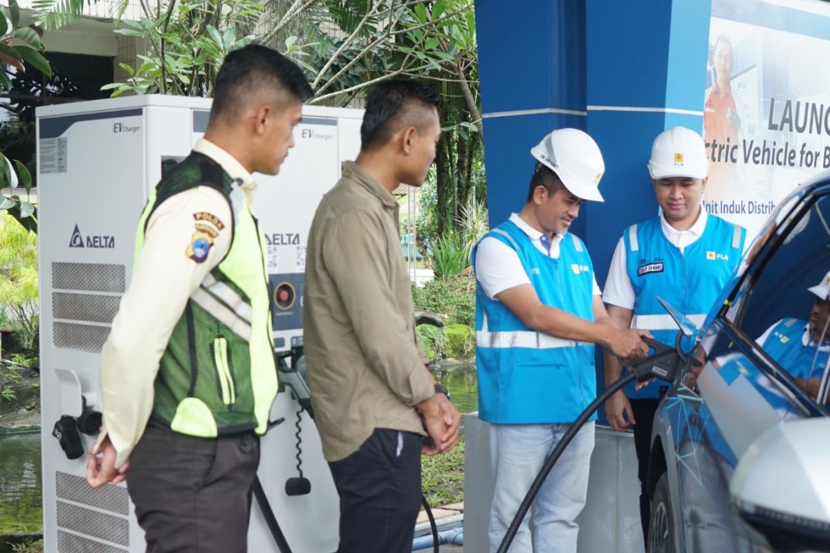 Tempuh ratusan kilometer dengan EV, pemudik lintas Kalimantan nikmati SPKLU PLN