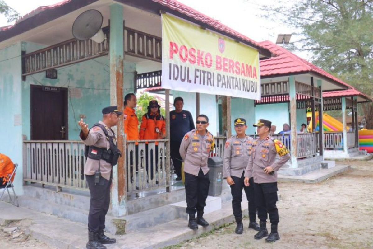 Kapolres Kobar tinjau aktivitas masyarakat di area wisata Pantai Kubu