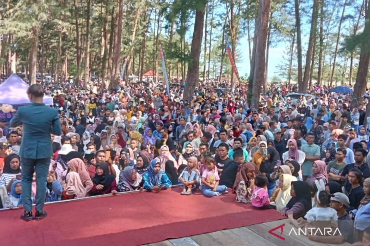 Pengunjung Pantai Batu Kumbang  capai 8.000 orang