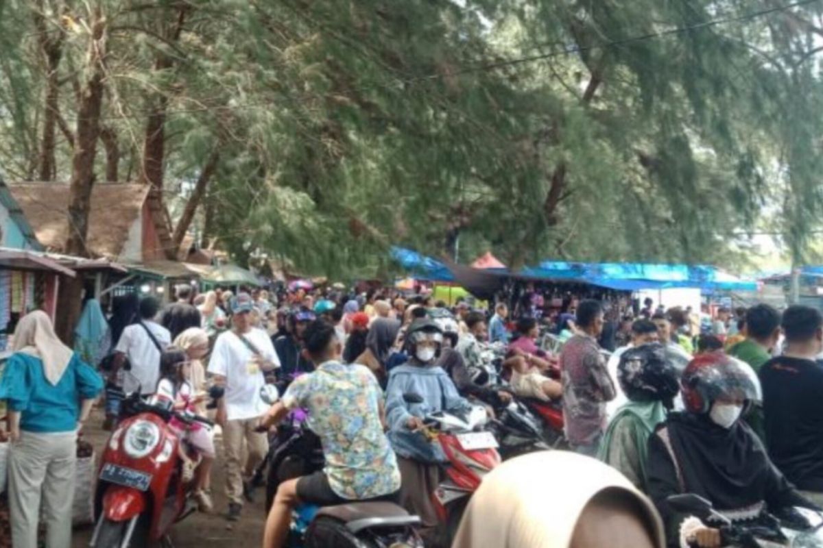 Perputaran uang di Pantai Tiku Agam Rp200 juta per hari selama libur Idul Fitri