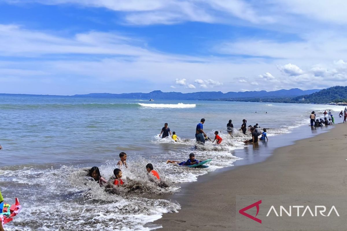 Puluhan ribu wisatawan babjiri objek wisata pantai selatan