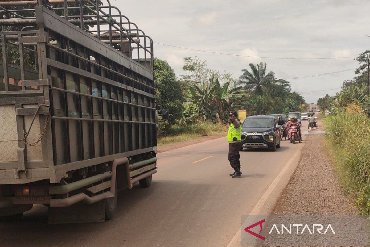 Polisi Muba tertibkan pedagang tepi jalan antisipasi macet arus balik