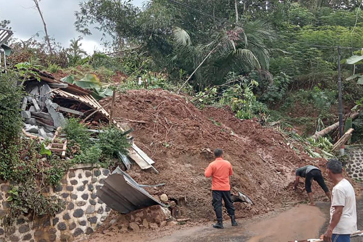 Belasan warga mengungsi akibat longsor di Punggelan