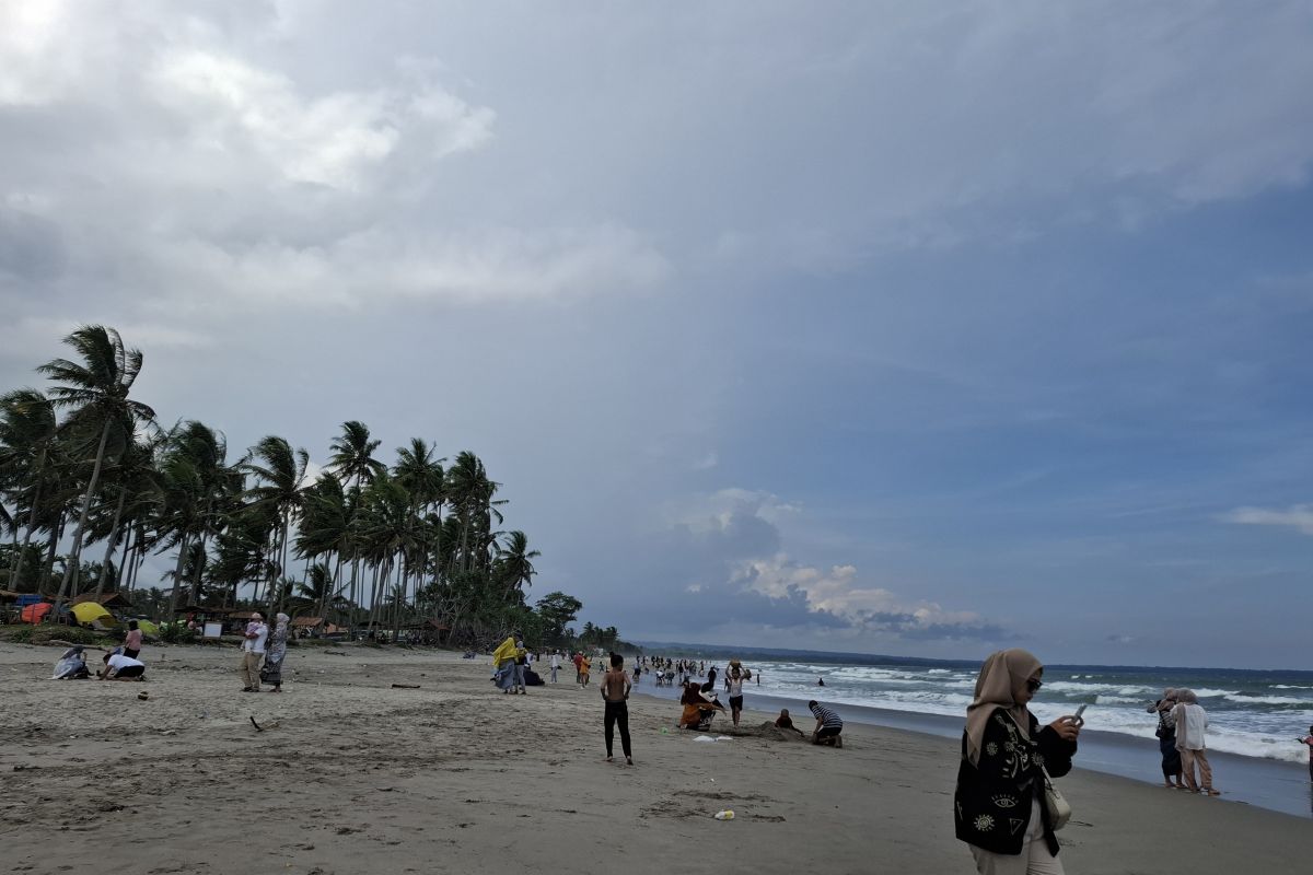 Pengunjung di pantai di Pesisir Barat ramai di libur Lebaran