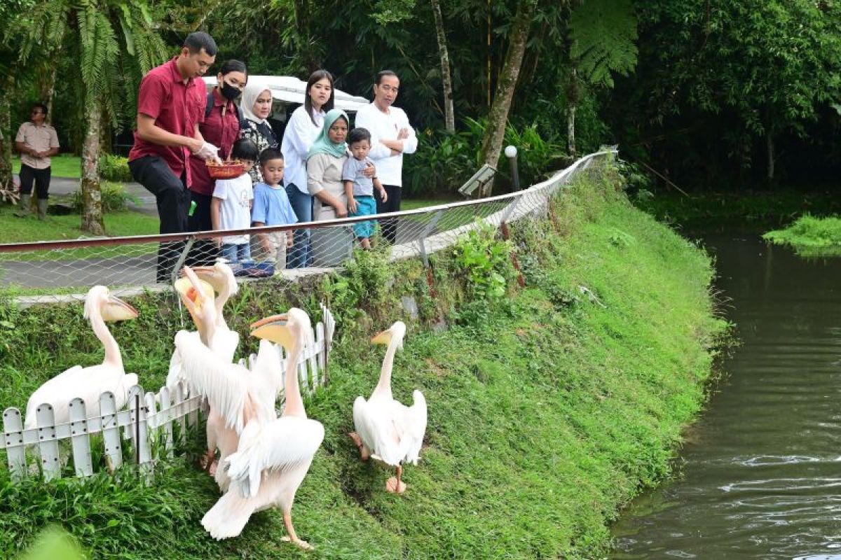 Presiden ajak cucu wisata pengenalan satwa