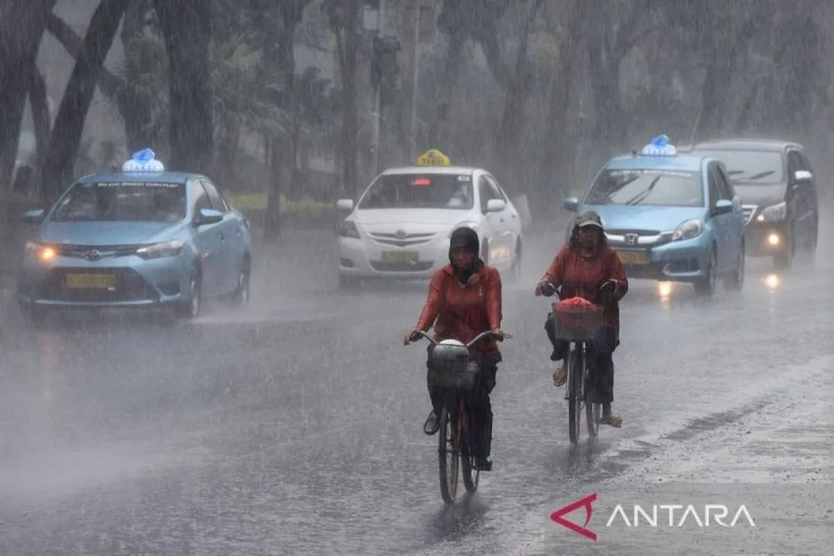 Prakiraan cuaca Semarang hari ini, waspada dampak dua siklon tropis