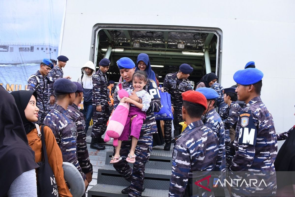 KRI Banda Aceh antar peserta mudik gratis