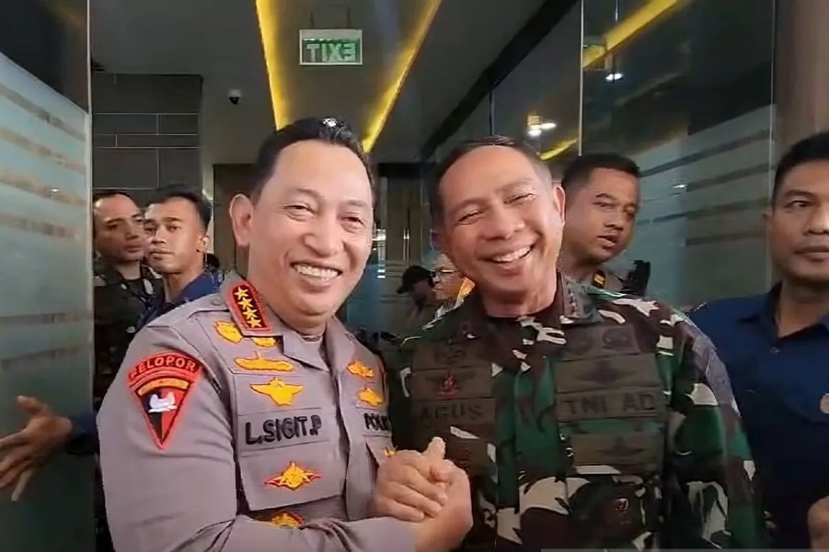 inp-chief-tni-commander-embrace-amid-sorong-clash-inquiry