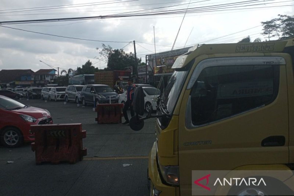 Arus milir di jalur Ajibarang-Brebes masih tinggi