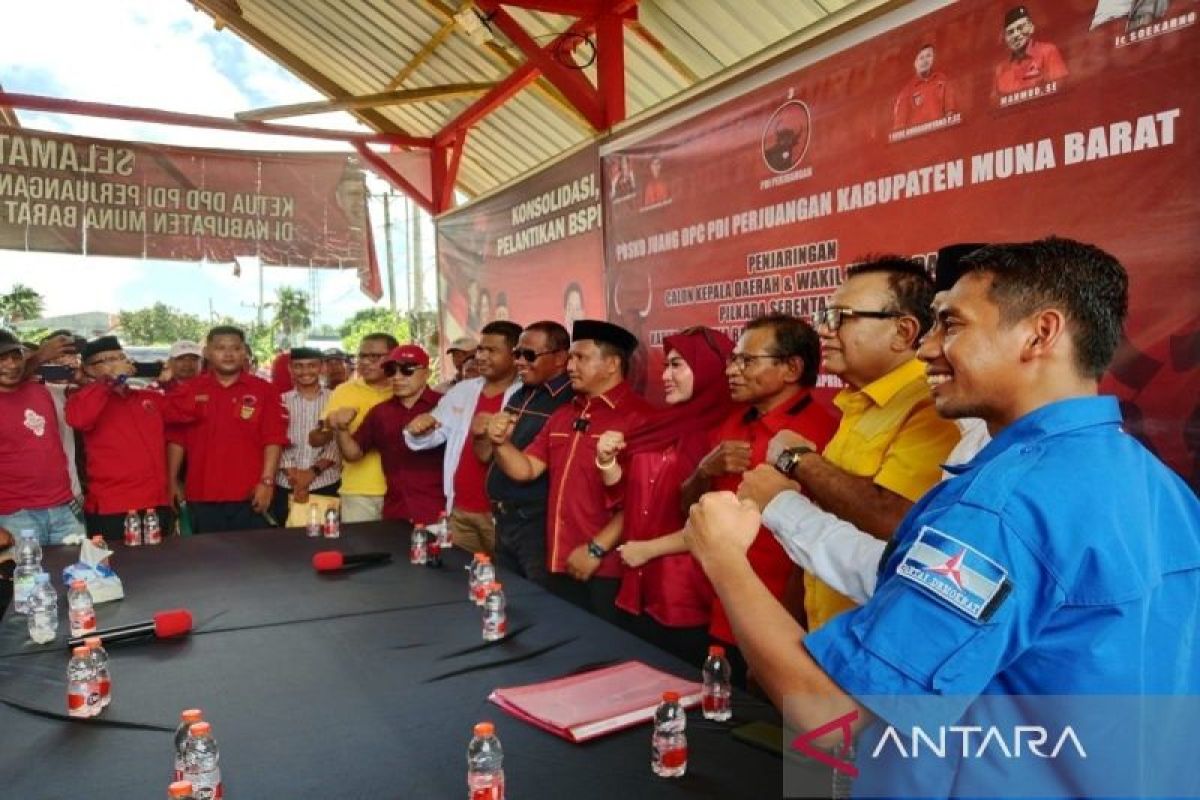 Darwin serahkan berkas bakal calon bupati Muna Barat  ke PDIP