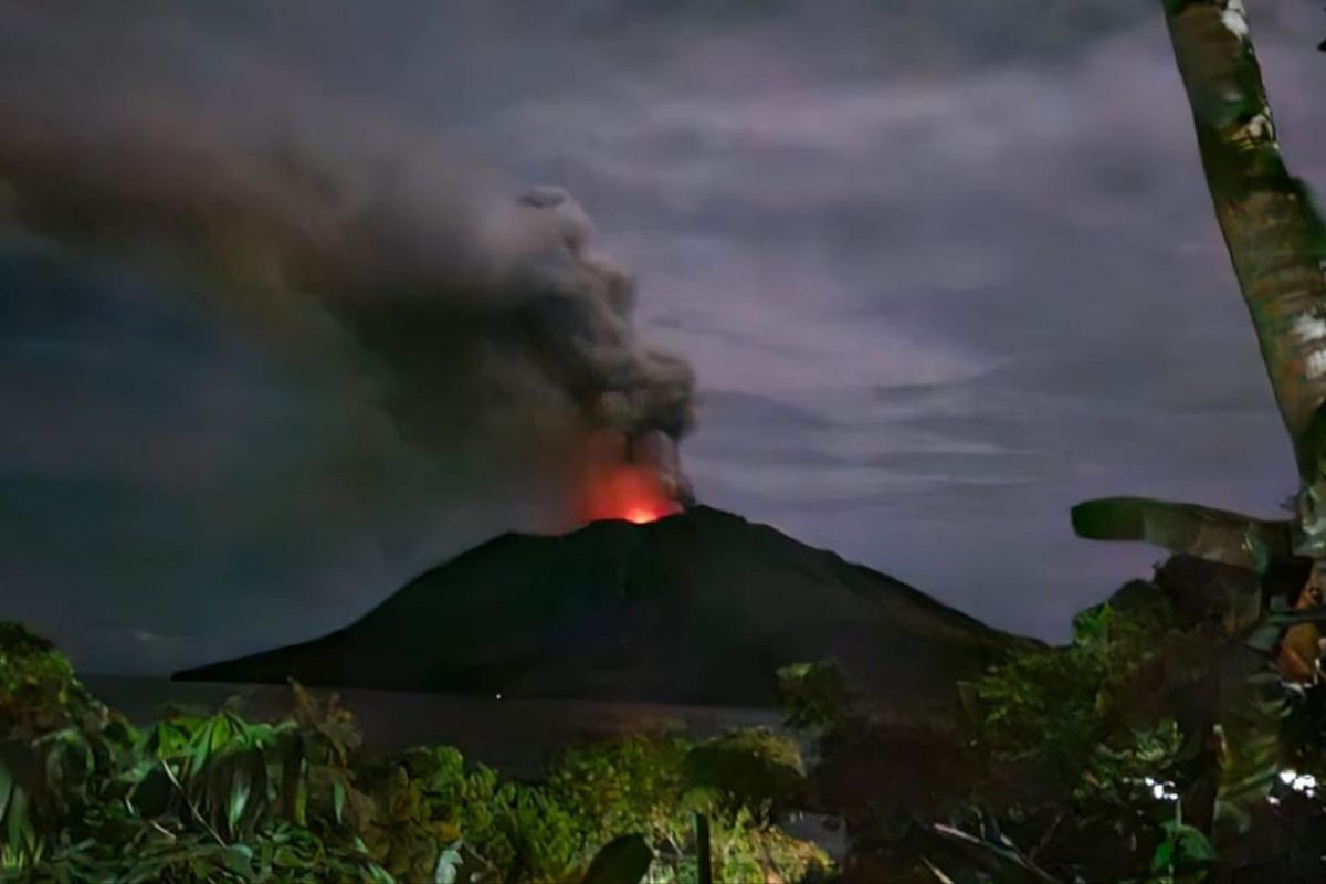 838 warga akan dievakuasi ke Tagulandang  setelah letusan Gunung Ruang