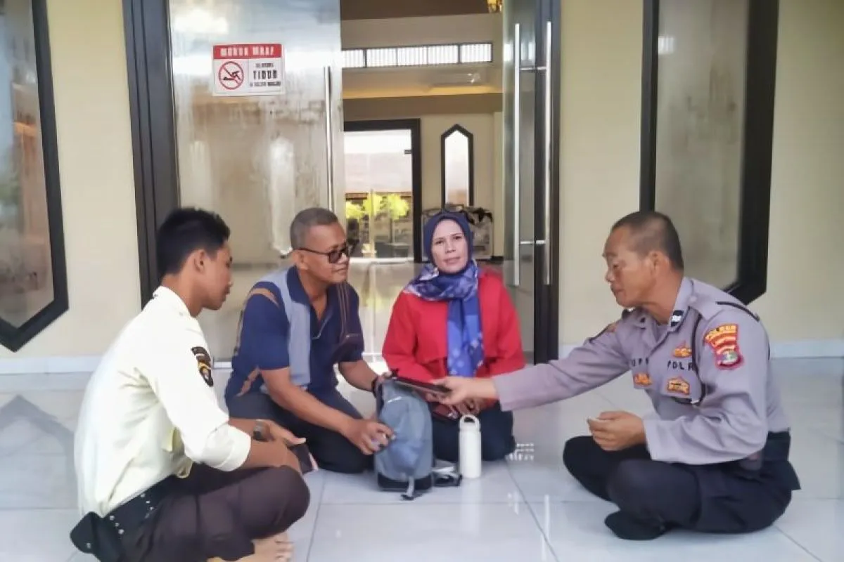 lampung-officers-honesty-praised-returns-rp100-million-found-in-rest-area