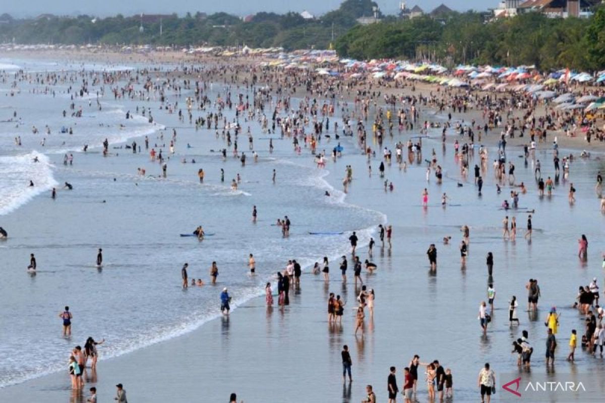 Wisatawan baik domestik maupun mancanegara menikmati keindahan di Pantai Kuta, Kabupaten Badung, Bali. ANTARA/Naufal Fikri Yusuf Bagaimanapun juga kami hidup di daerah pariwisata. Wisatawan akan nyaman dan betah di sini dan nanti akan berdampak pada tingkat pendapatan. Ini akan kami kejar tanpa meninggalkan aspek-aspek lainBadung (ANTARA) -