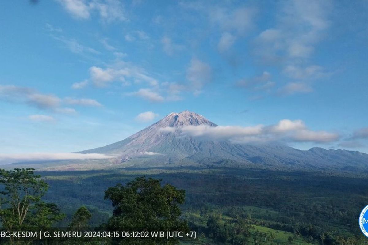 Gunung Semeru erupsi