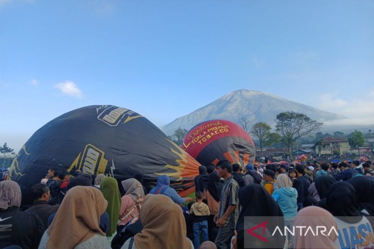 Ribuan pengunjung  saksikan festival balon udara di Lapangan Reco