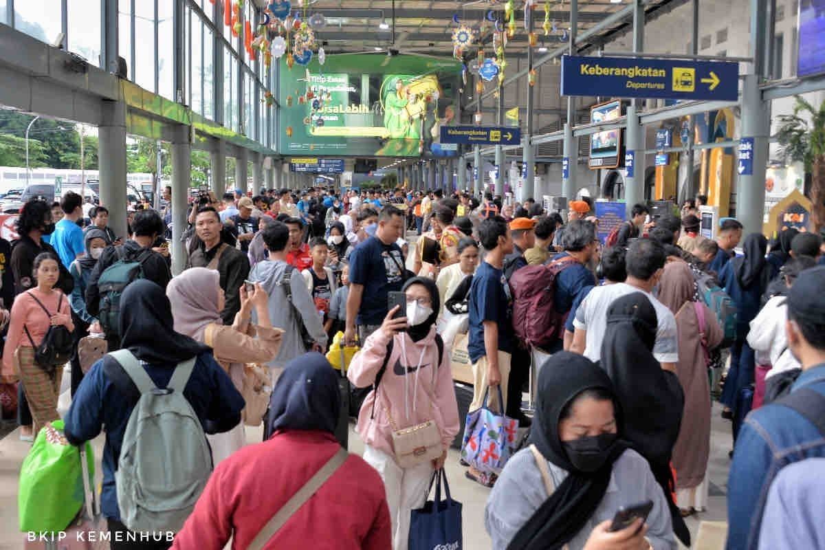 Kemenhub: 1,2 juta orang balik lewat angkutan umum di H+4 Lebaran 2024